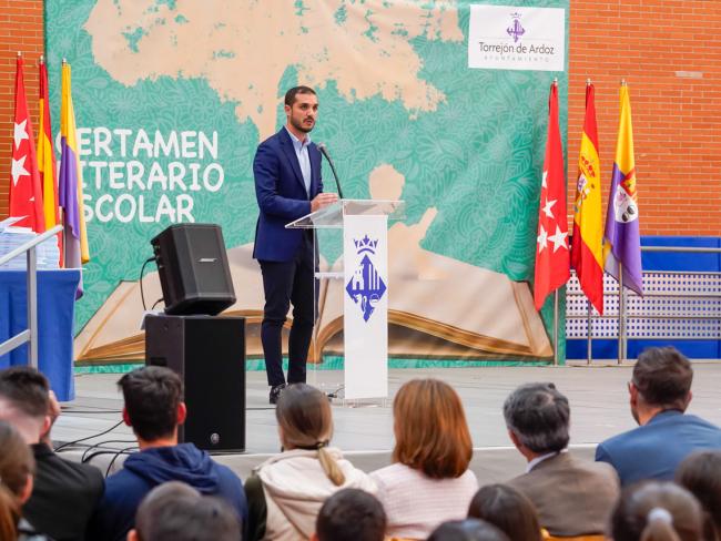 El alcalde, Alejandro Navarro Prieto, dirigiendo unas palabras en el XXIV Certamen Literario Escolar