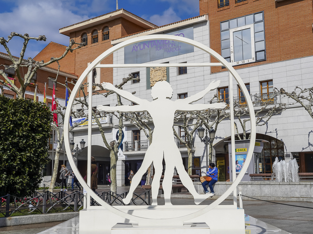 La Plaza Mayor acoge del 11 de marzo al 6 de abril la exposición “Leonardo da Vinci. Observa. Cuestiona. Experimenta”, organizada por la Fundación "la Caixa" en colaboración con el Ayuntamiento de Torrejón de Ardoz