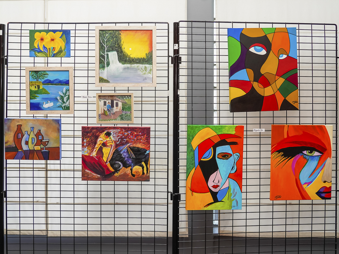 La muestra de trabajos de los alumnos de los talleres de pintura de mayores, bolillos y corte confección del Centro Cultural Las Fronteras, entre las exposiciones que se pueden disfrutar estos días en Torrejón de Ardoz