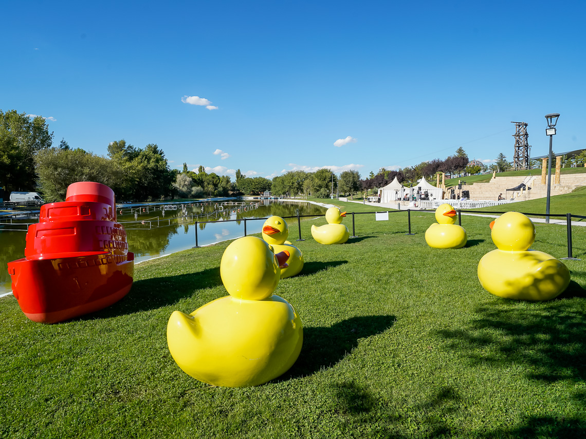 Hasta el próximo 2 de noviembre, los visitantes del Parque Europa podrán disfrutar de los famosos patos y “osos gominola” de dEmo, uno de los artistas españoles más originales e internacionales 