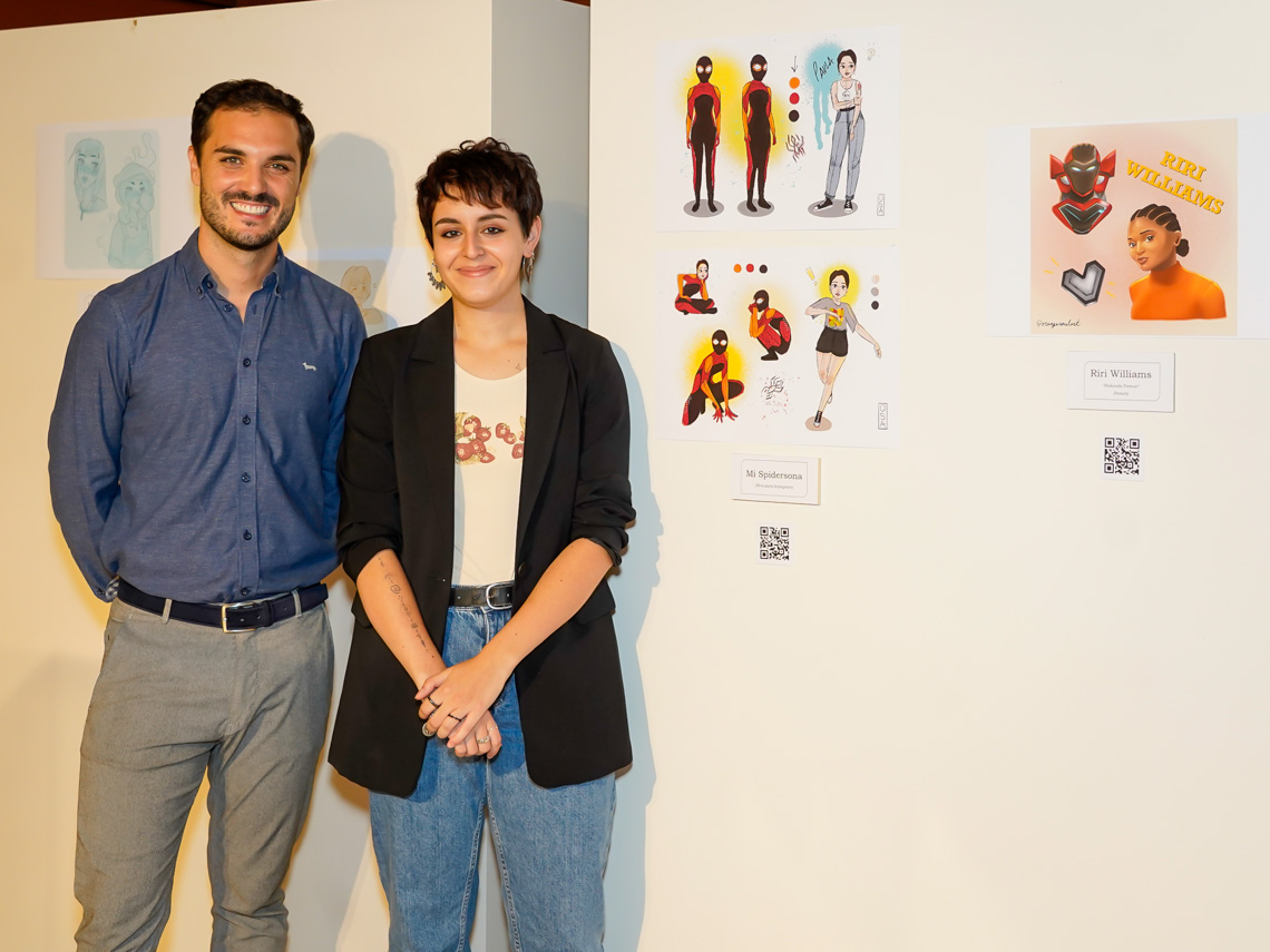 El alcalde, Alejandro Navarro Prieto visitó la exposición Ilustración Digital, de Paula de Tierra