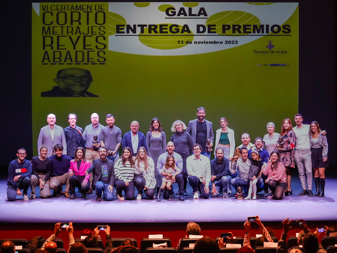 Todos los premiados en el VI Certamen de Cortometrajes “Reyes Abades”, junto con el primer teniente de alcalde, Valeriano Díaz y el concejal de Cultura, José Antonio Moreno 