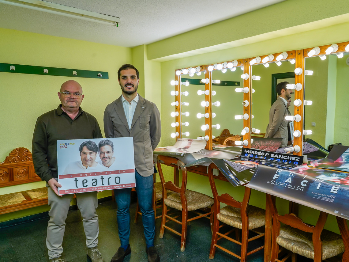  El alcalde, Alejandro Navarro Prieto, y el responsable del Teatro y primer teniente de alcalde, Valeriano Díaz, presentado la nueva programación del Teatro Municipal José María Rodero