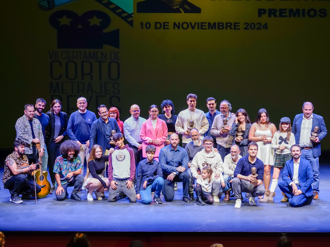El alcalde, Alejandro Navarro, el primer teniente de alcalde, Valeriano Díaz, y el edil de Cultura, José Antonio Moreno, con los ganadores del VII Certamen de Cortometrajes “Reyes Abades”