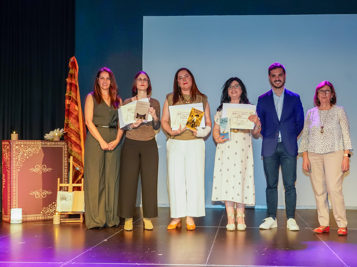 El alcalde, Alejandro Navarro, y la concejala de Igualdad y Festejos, María Eugenia Gil, con la ganadora y las dos finalistas