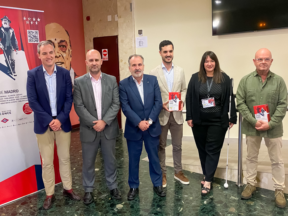 La cita contó con la presencia del alcalde, Alejandro Navarro, el primer teniente de alcalde y responsable del teatro municipal, Valeriano Díaz, y el concejal de Educación, Bienestar e Inmigración, Rubén Martínez; el delegado de la ONCE en la Comunidad de Madrid, Luis Natalio Royo; y la directora de la ONCE para Alcalá-Torrejón, Irene Pascual Fernández 