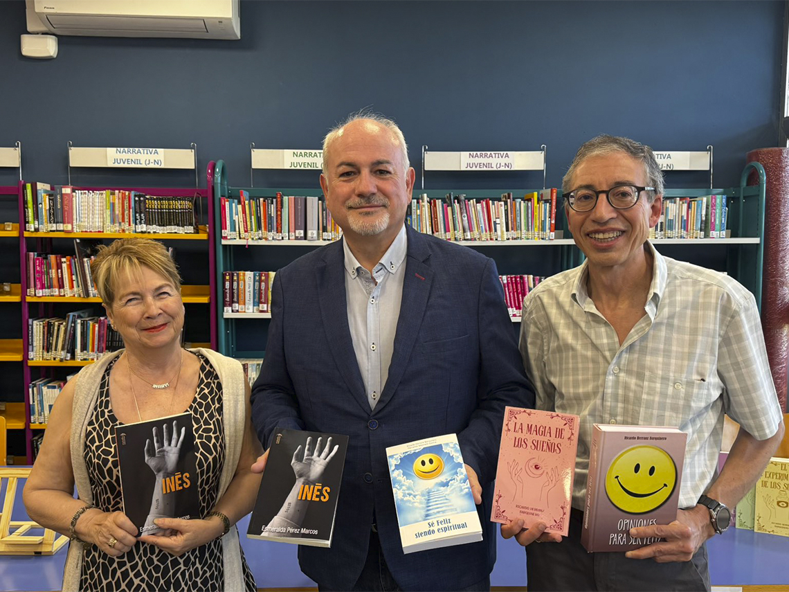 El concejal de Cultura, José Antonio Moreno, con los autores locales