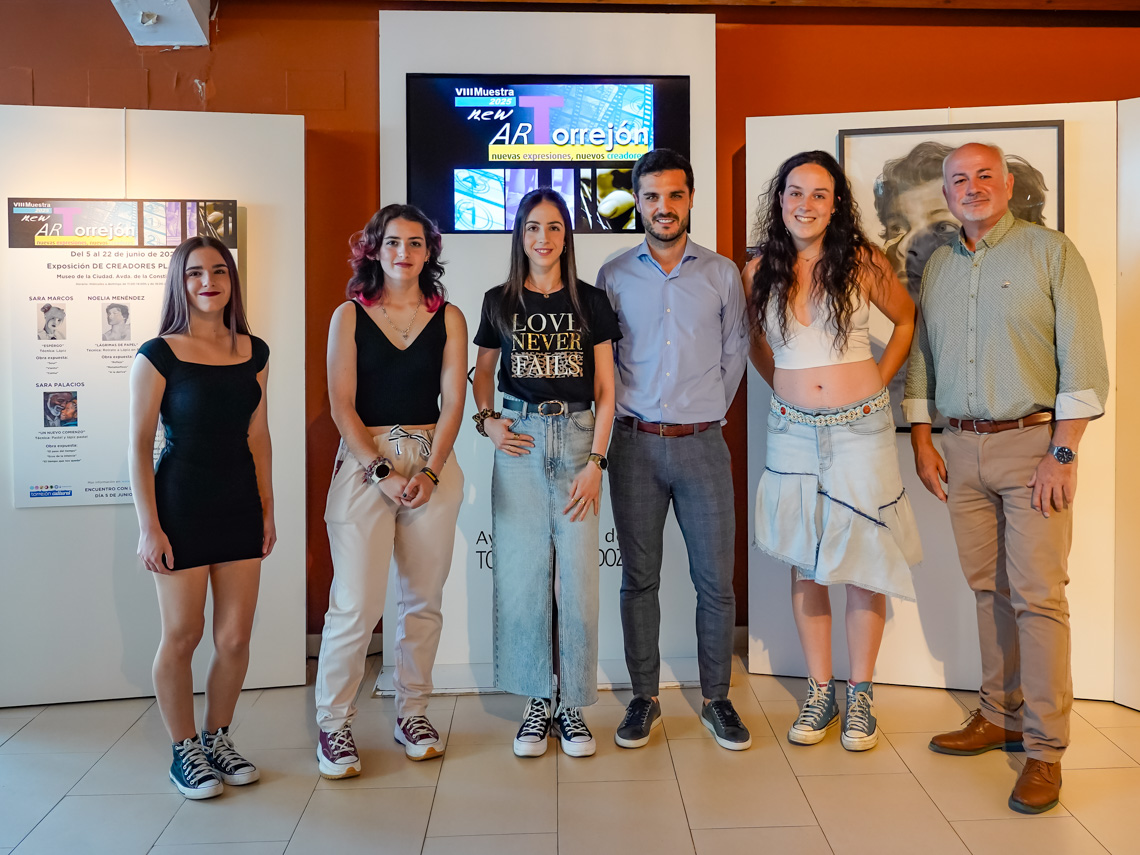 El alcalde, Alejandro Navarro, y el concejal de Cultura, José Antonio Moreno, con cuatro de las artistas que exponen en “New ARTorrejón, nuevas expresiones, nuevos creadores”, Sara Marcos, Noelia Menéndez, Sara Palacios y Marta Astilleros 