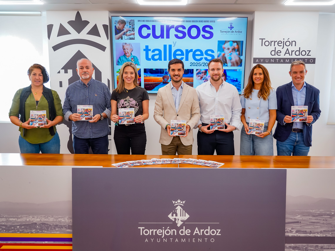 El alcalde, Alejandro Navarro, acompañado por el concejal de Juventud, Víctor Miranda, la edil de Igualdad, María Eugenia Gil, el concejal de Educación, Rubén Martínez, la edil de Mayores, Ana Verónica González, el concejal de Cultura, José Antonio Moreno y la edil de Turismo, Mirian Gutiérrez,  presentando la nueva oferta formativa de cursos y talleres