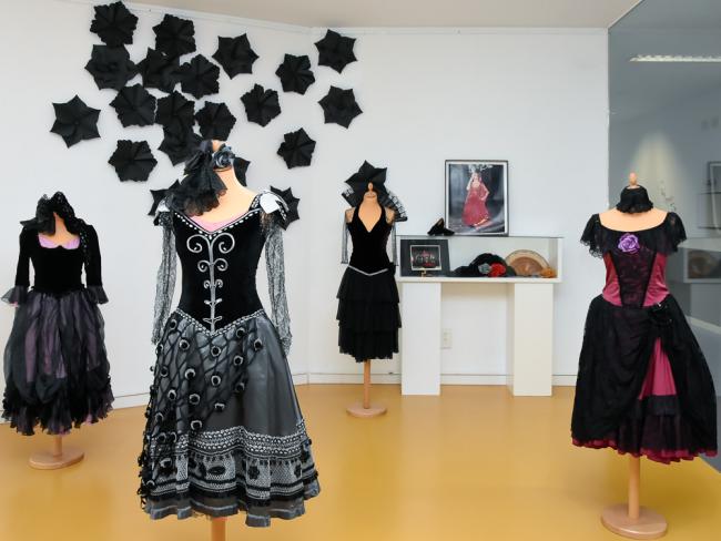La Caja del Arte acoge la exposición “Vestuario de danza de Aída Gómez”, un recorrido por su trayectoria profesional a través de los trajes utilizados en sus espectáculos 