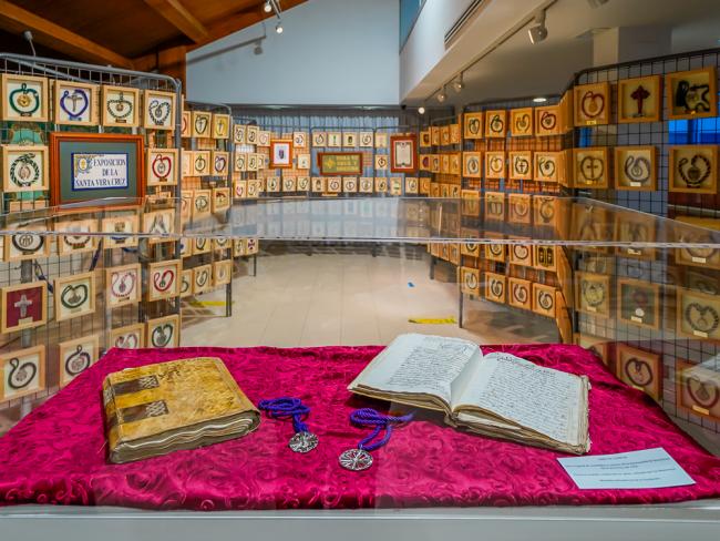 El Museo de la Ciudad acoge la exposición de la Hermandad de la Veracruz y Nuestra Señora de la Soledad, uno de los actos con motivo de la Coronación de la Virgen de Nuestra Señora de la Soledad, que tendrá lugar en el mes de mayo 