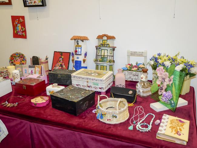 La muestra de trabajos de los alumnos de los talleres de pintura de mayores, bolillos y corte confección del Centro Cultural Las Fronteras, entre las exposiciones que se pueden disfrutar estos días en Torrejón de Ardoz