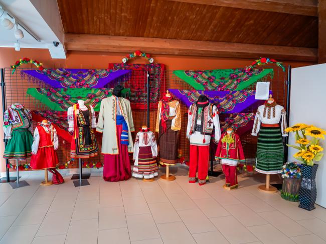 El Museo de la Ciudad de Torrejón de Ardoz acoge la exposición “En el nombre de Ucrania” que muestra la cultura del país y los efectos de la guerra que está sufriendo debido a la invasión de Rusia
