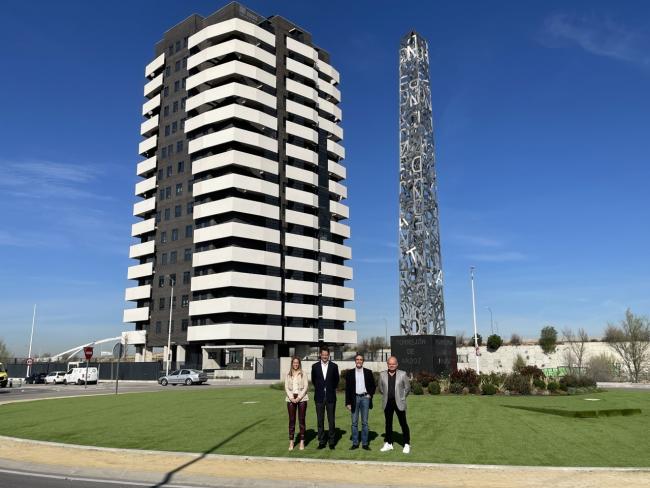 Torrejón de Ardoz luce el nuevo conjunto escultórico “Obelisco”, de Javier Rego, un símbolo que da la bienvenida a la ciudad por uno de los accesos principales 