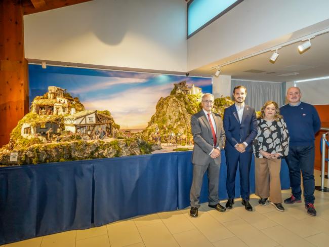 El alcalde, Alejandro Navarro Prieto en el Belén del Museo de la Ciudad