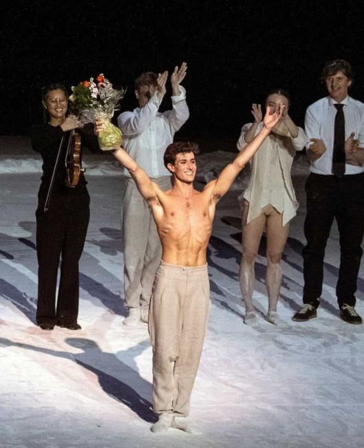  El torrejonero, Alex Cuadros, recibe el reconocimiento de bailarín principal de la Compañía Noruega de Ballet ante un escenario desecho en aplausos