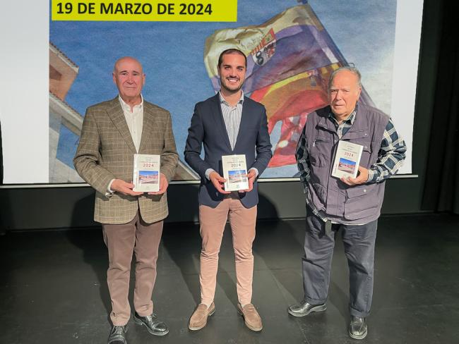 El alcalde, Alejandro Navarro Prieto, junto a los autores de la agenda, José María Merino a la izquierda y Alfonso Martínez a la derecha
