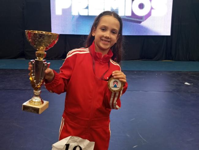 Elena Fernández Castillo con sus trofeos por ser la mejor bailarina en la V edición del campeonato de danza urbana CreandOH en la categoría infantil 