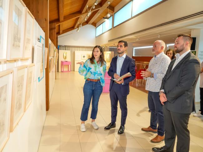 El alcalde, Alejandro Navarro Prieto, el concejal de Cultura, José Antonio Moreno, y el edil de Juventud, Urbanismo y Vivienda, Víctor Miranda, visitando la exposición 