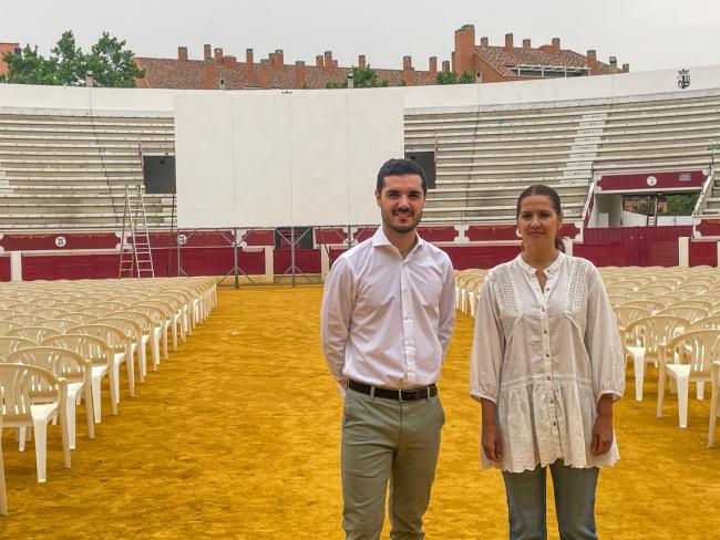  El alcalde Alejandro Navarro Prieto, y la concejala de Igualdad y Festejos, María Eugenia Gil, en la Plaza de Toros, lugar donde se celebra el Cine de Verano