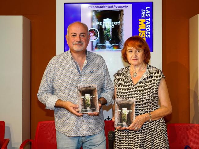 Presentación del poemario “Me despertó enero” de Adoración Rosado