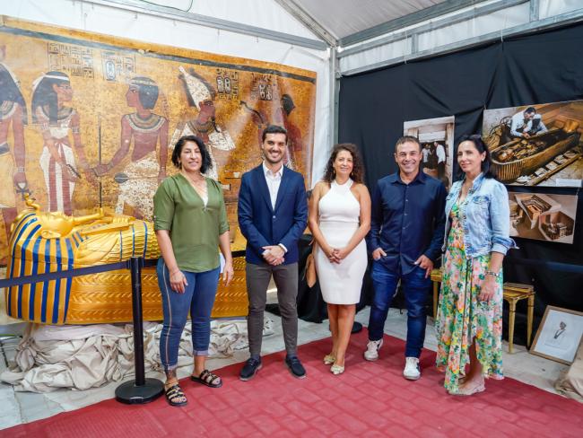 El alcalde, Alejandro Navarro Prieto, la concejala de Turismo, Mirian Gutiérrez, la edil de Medio Ambiente, Esperanza Fernández, la doctora Inmaculada Vivas, egiptóloga y profesora por la UNED y Raúl Pacheco, organizador de la exposición Tutankamón, la Magia del Faraón