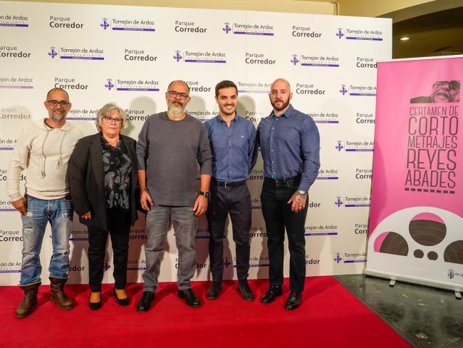 El alcalde, Alejandro Navarro, con la familia de Reyes Abades