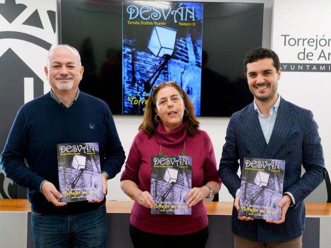 El alcalde, Alejandro Navarro Prieto, el concejal de Cultura, José Antonio Moreno, y la presidenta de la Asociación Tertulia Poética Desván, Carmen García