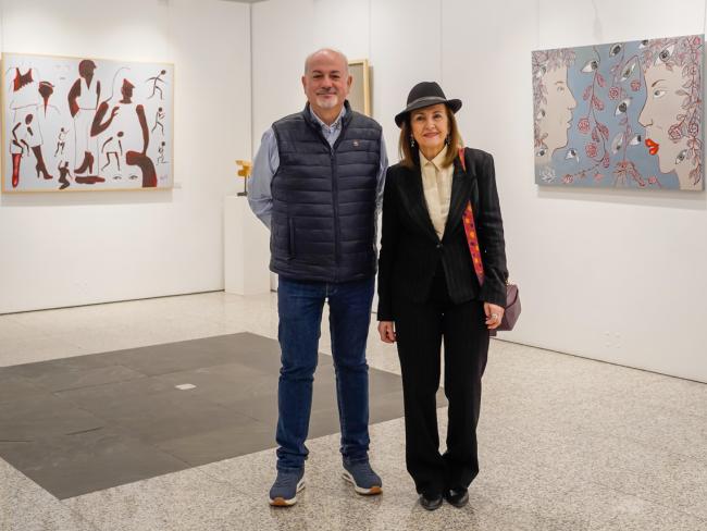 El concejal de Cultura, José Antonio Moreno, con la artista torrejonera, Lola Remesal