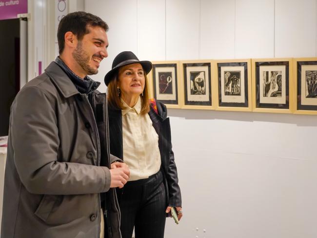 El alcalde, Alejandro Navarro, con la artista torrejonera, Lola Remesal