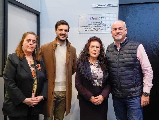 El alcalde, Alejandro Navarro Prieto, el concejal de cultura, José Antonio Moreno, la viuda de Fernando Calvo, Francisca Morales y la presidenta de la Tertulia Poética Desván, Carmen G. G.