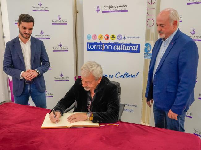 Carlos Sobera firmando el libro de honor de Torrejón de Ardoz junto al alcalde, Alejandro Navarro y el concejal de Cultura, José Antonio Moreno