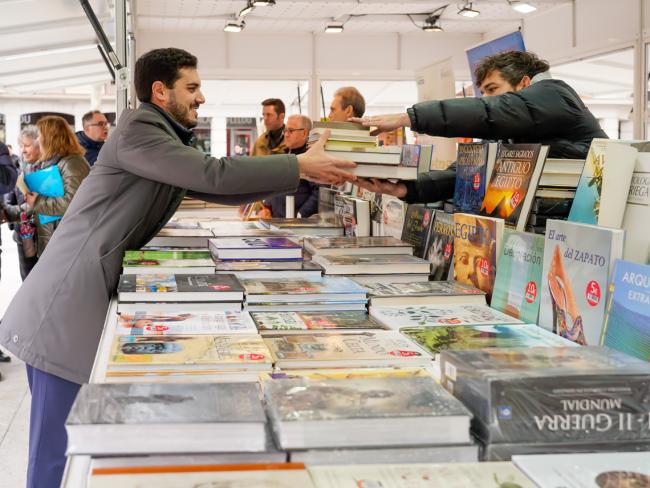 El alcalde en la Feria del Libro Antiguo y de Ocasión