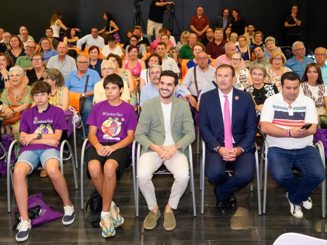 Los dos alcaldes con los cueveños de varias generaciones que participaron en el acto