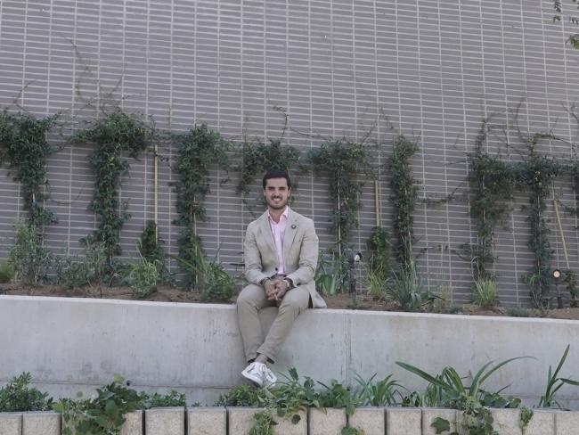 El alcalde, Alejandro Navarro Prieto, en la fachada principal del nuevo Campus Torrejón de Ardoz de la Universidad de Alcalá