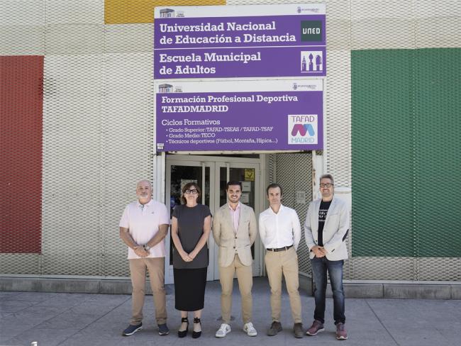 El alcalde, Alejandro Navarro, con el concejal de Cultura, José Antonio Moreno, y los responsables de la UNED en su sede torrejonera
