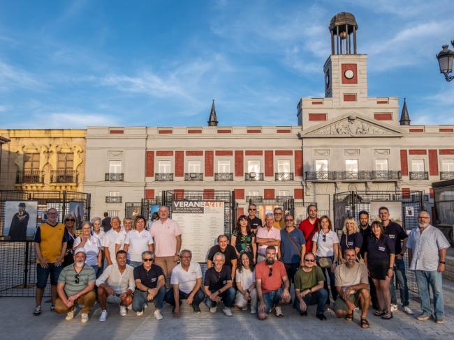 El concejal de Cultura, José Antonio Moreno, junto a los artistas de las instantáneas la exposición de fotografía “Veranearte. Muestra de artistas locales”