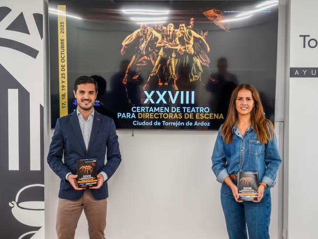 El alcalde, Alejandro Navarro Prieto, y la concejala de Igualdad y Festejos, María Eugenia Gil, presentando este certamen, único en España 