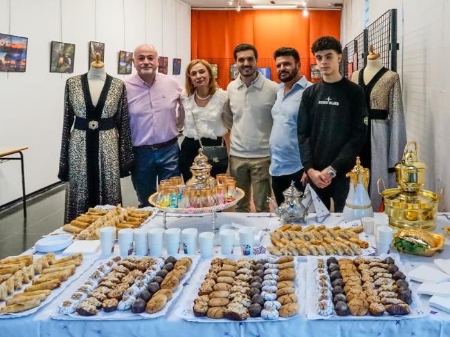Los asistentes disfrutaron de una degustación de dulces árabes, organizada por la Asociación Puente Atlas