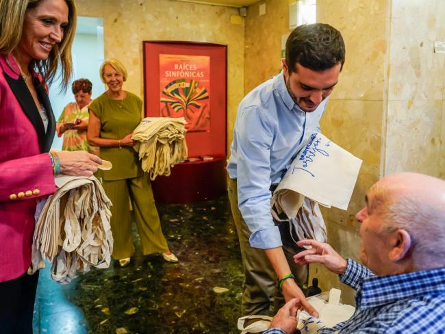 El alcalde, Alejandro Navarro y la concejala de Mayores, Ana Verónica González, acompañando a los Mayores