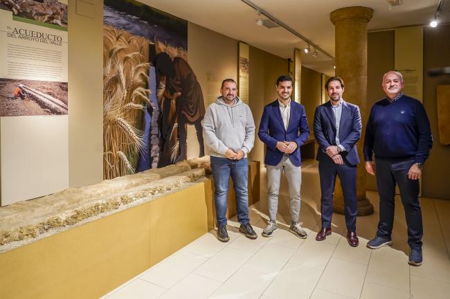 El alcalde, Alejandro Navarro Prieto; el concejal de Cultura, José Antonio Moreno; el coordinador de proyectos de Hercesa, Alejandro Catalán; y el arqueólogo y responsable del proyecto, Ildefonso Ramírez