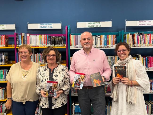 El concejal de Cultura, José Antonio Moreno, con las autoras, Mª del Pilar Alonso (a su izquierda) y Natalia Elías (a su derecha), y con la responsable de bibliotecas municipales, Pilar Montes