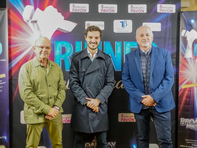 El alcalde, Alejandro Navarro Prieto, el responsable del Teatro, Valeriano Díaz, y el concejal de Cultura, José Antonio Moreno, en el estreno de Triunfo, el musical de tu vida