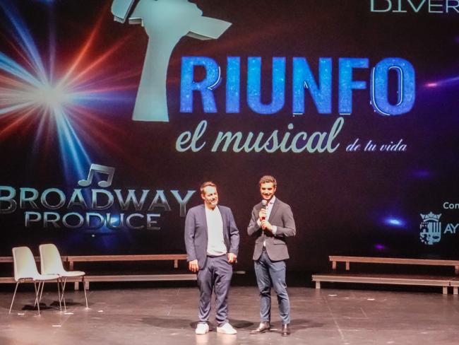 El alcalde, Alejandro Navarro Prieto, con el torrejonero Luis Montiel, autor del guion y de la música