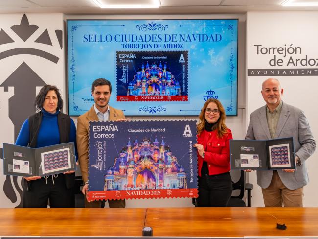 El alcalde Alejandro Navarro Prieto, junto a la concejala de Turismo, Mirian Gutiérrez, el edil de cultura José Antonio Moreno y la directora de Filatelia y Relaciones Institucionales de Correos. Nuria Lera, presentando el sello navideño dedicado a Torrejón de Ardoz