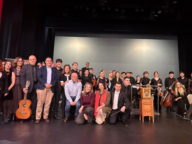 Valeriano Díaz, primer teniente de alcalde, Ana Verónica González, concejala de Mayores y Voluntariado y Esperanza Fernández de Mesa, edil de Medio Ambiente, junto a los participantes en la exitosa función 