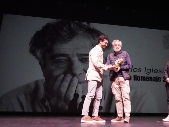 Entrega del galardón a Carlos Iglesias por parte del alcalde