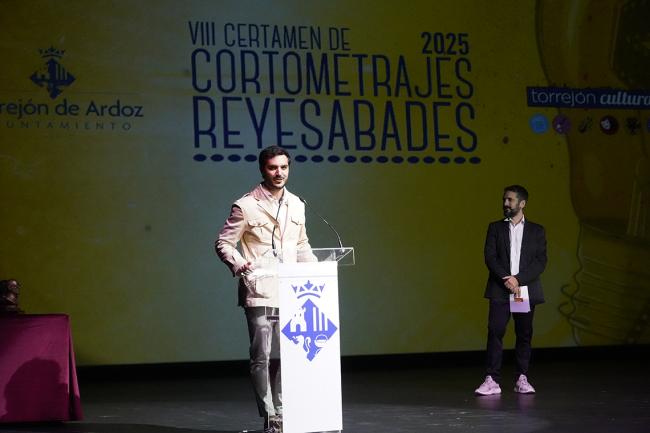 El alcalde, Alejandro Navarro dirigiéndose al público y premiados