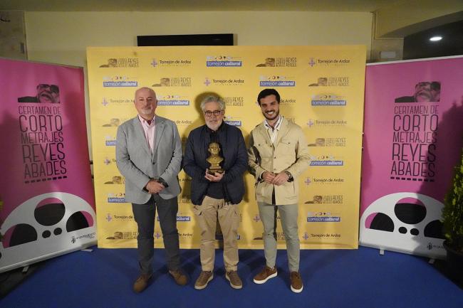 Carlos Iglesias, Premio Reyes Abades Honorífico, con el alcalde y el concejal de Cultura