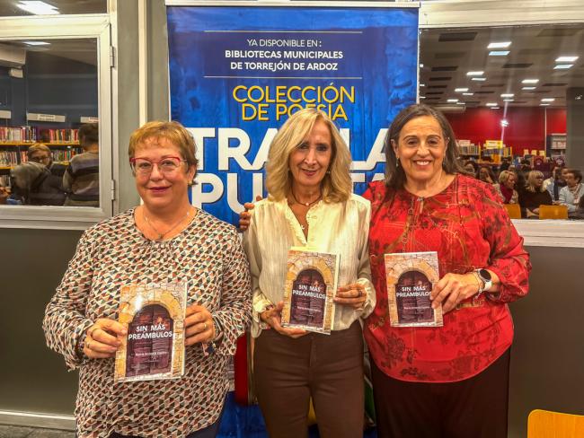 María Antonia Castro en la presentación de su poemario “Sin más preámbulos”, con la responsable de las bibliotecas, Pilar Montes y Carmen Ortigosa, la coordinadora de la colección municipal de poemarios “Tras la puerta”, al que pertenece este nuevo poemario 
